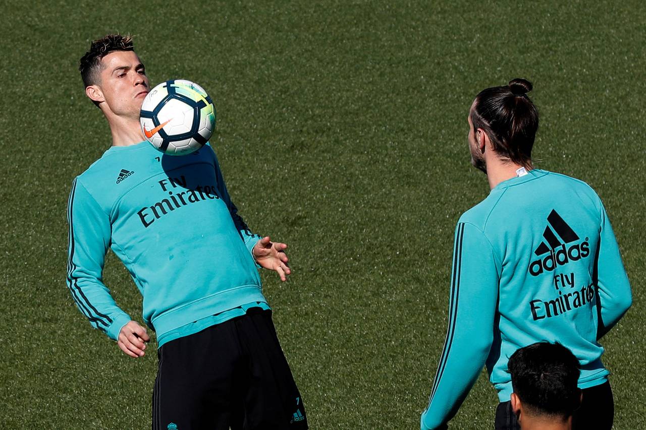 El portugués del Real Madrid Cristiano Ronaldo (i), y el galés Gareth Bale, durante la práctica de ayer. (EFE)