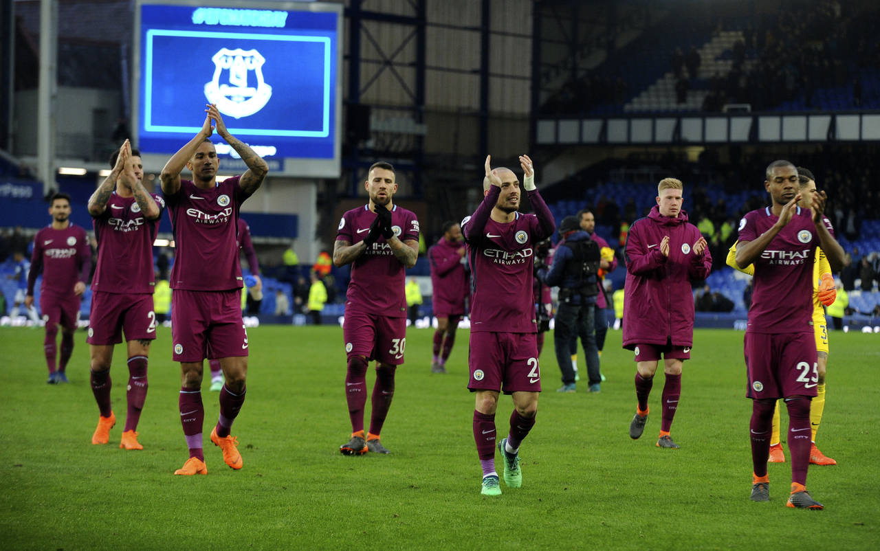 Los jugadores del Manchester City aplauden a los aficionados después del duelo de la Liga Premier League frente al Everton en Goodison Park, en Liverpool, Inglaterra. (AP)
