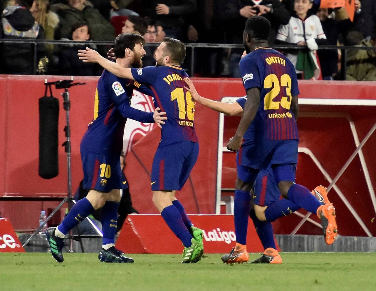 El delantero argentino del FC Barcelona Leo Messi (i) celebra con sus compañeros su gol, el del empate. (EFE)