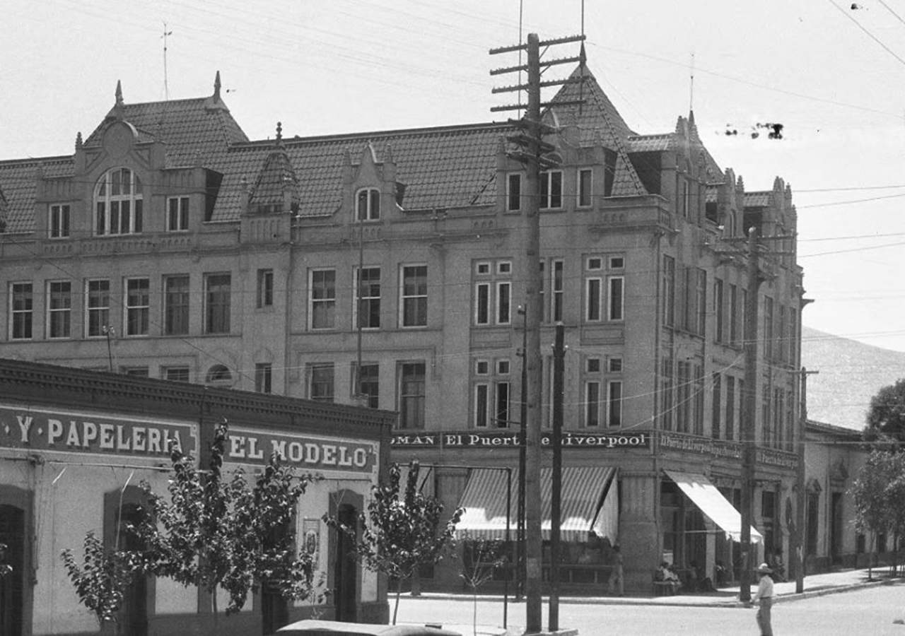 De esta vista de la Calle Zaragoza observamos la Tabaquería y Papelería “El Modelo”[,] (recientemente desaparecida). Y el Hotel Salvador con la planta baja ocupada con “El Puerto de Liverpool”, ca. 1930.