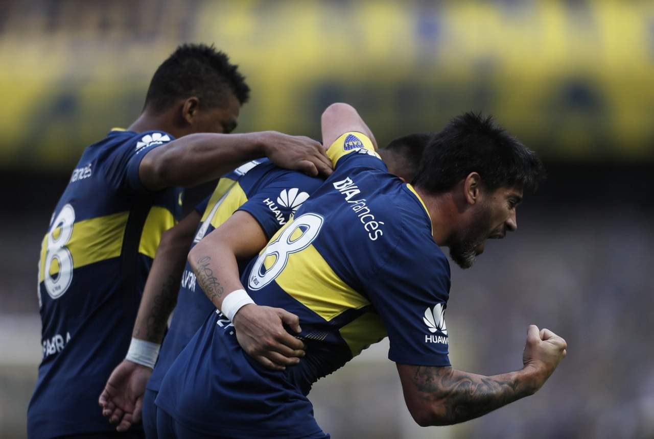 Pablo Pérez (8) celebra su anotación cerca del final del juego, que le dio el triunfo a Boca Juniors. (Cortesía Boca)