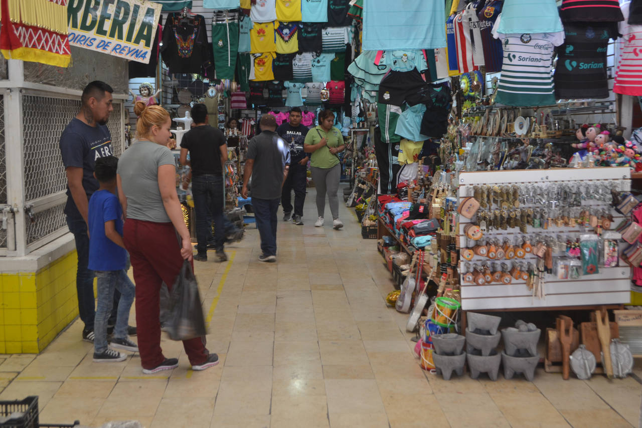 Atractivos. Las personas que visitan el mercado Juárez en esta temporada se llevan diversos artículos religiosos. (ANGÉLICA SANDOVAL) 