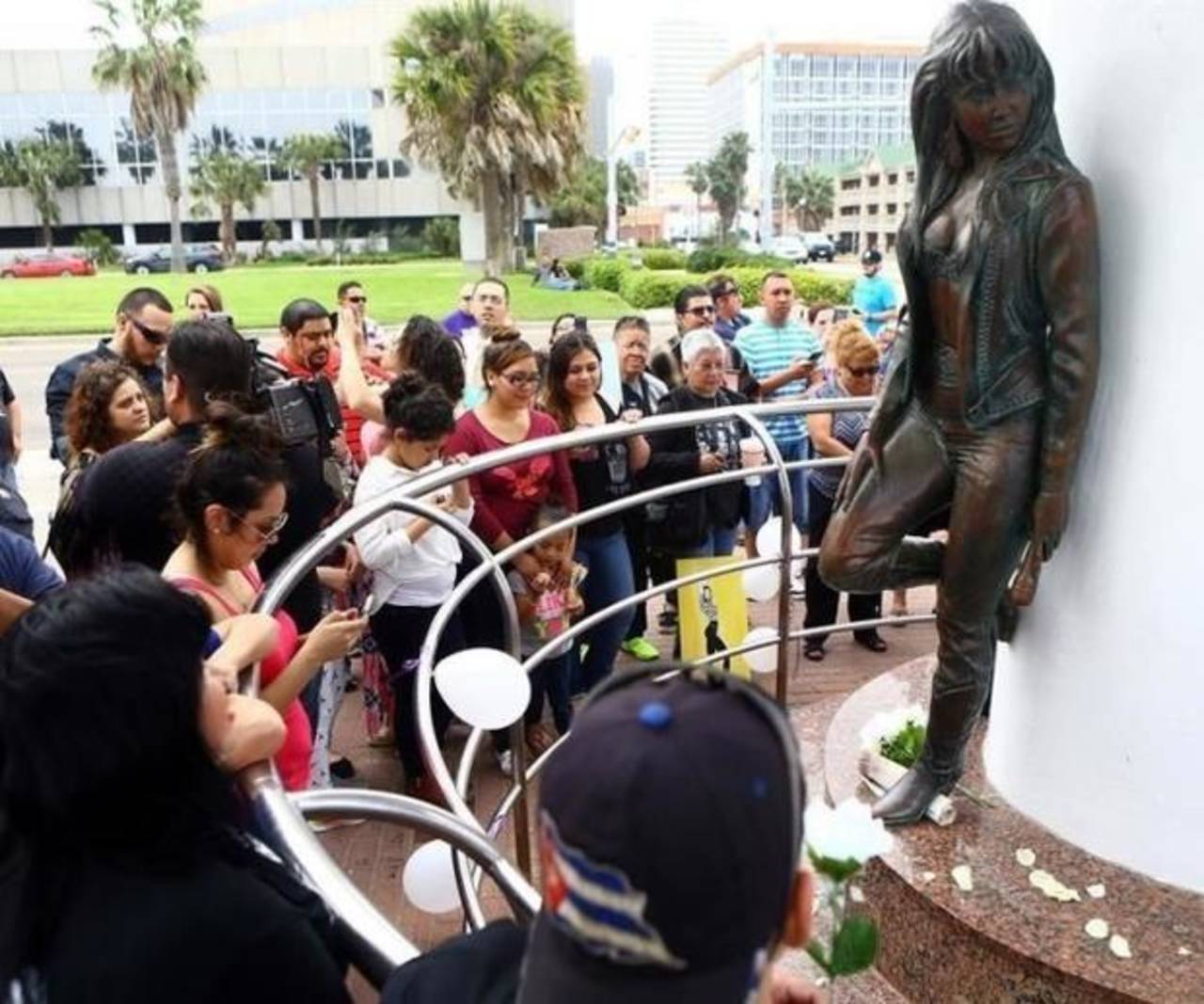 No la olvidan. Los seguidores de la cantante recordaron sus canciones junto al pie de su estatua. (ESPECIAL)