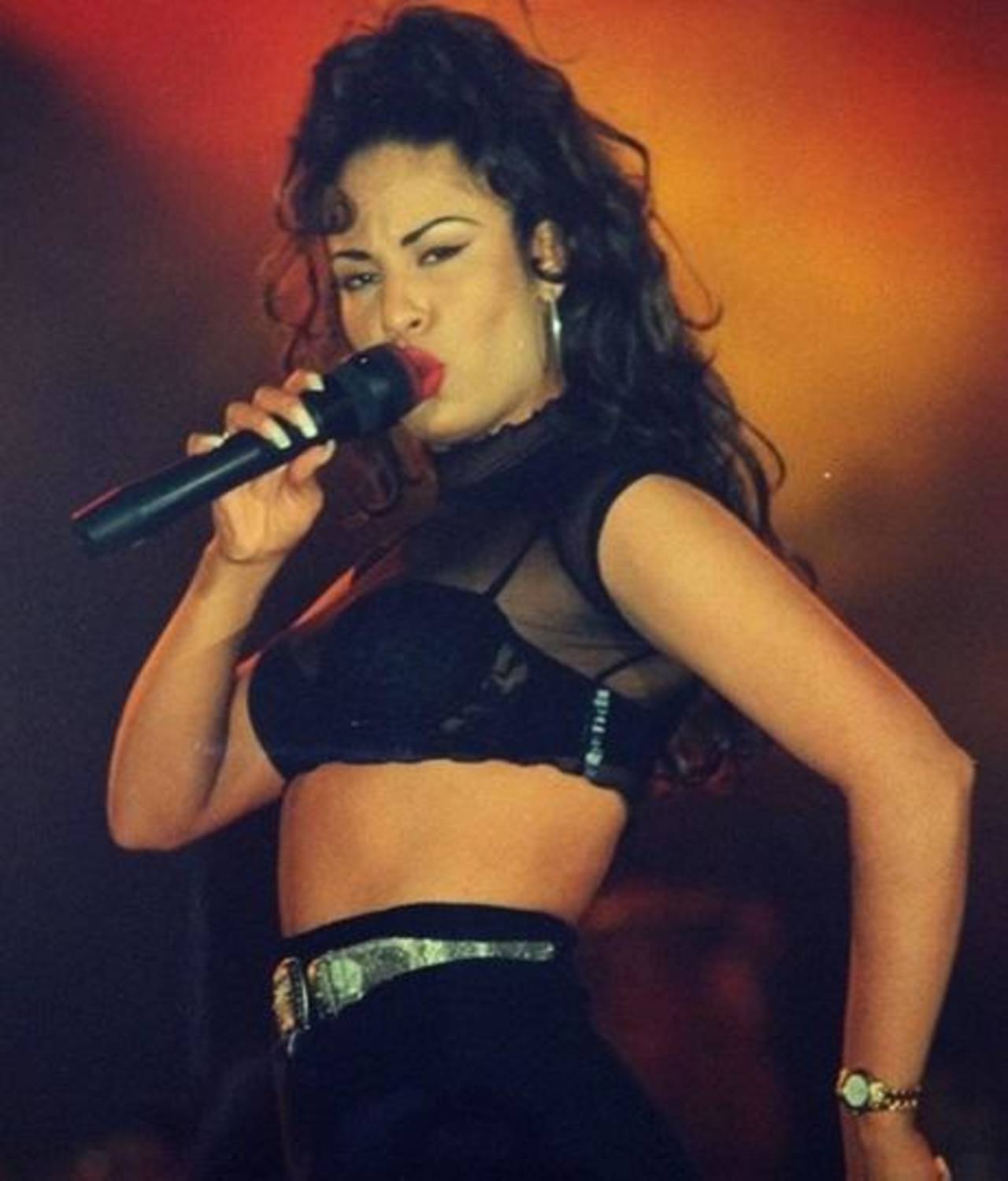 Selena inició su carrera musical junto a sus hermanos en el grupo Los Dinos. (ESPECIAL)