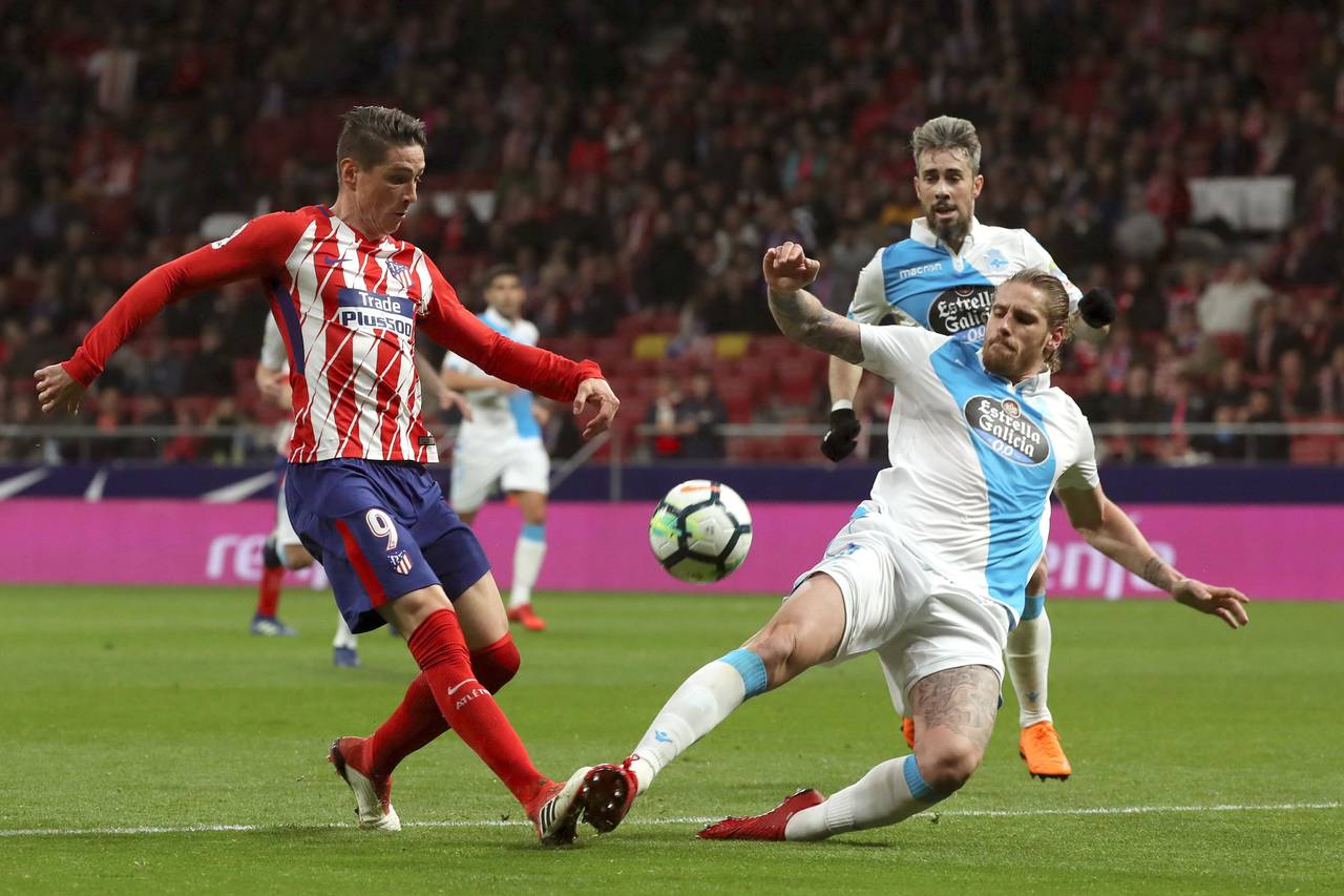 Fernando Torres (i) pelea por el balón con el defensa Raúl Albentosa, del Deportivo la Coruña.  (Fotografía de EFE)
