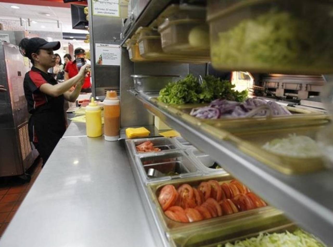 Laboral. A nivel nacional laboran 1.6 millones de personas dedicadas a la preparación de comida rápida. (ARCHIVO)