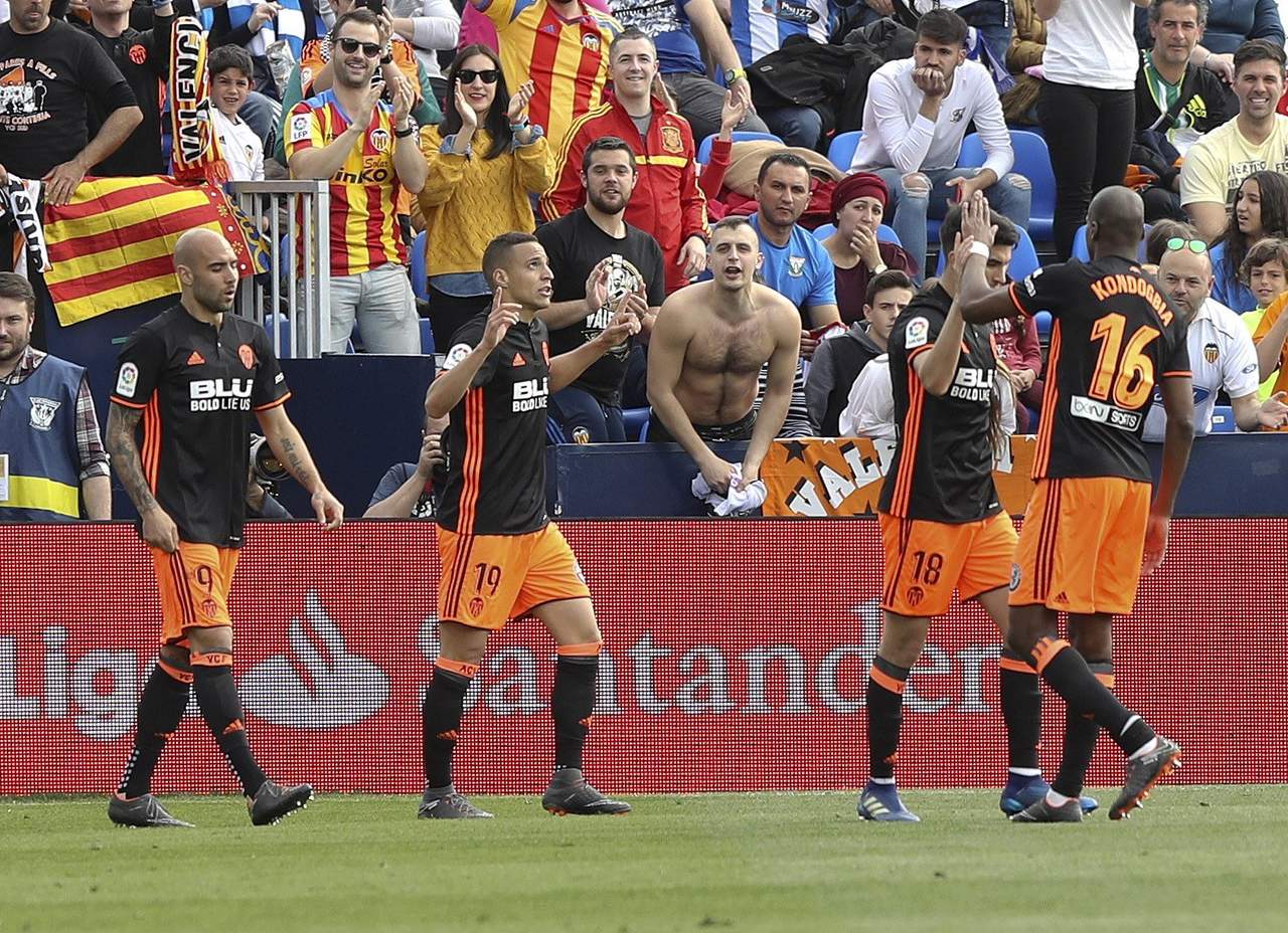 El delantero del Valencia, Rodrigo (2i), celebra el gol que marcó ante el Leganés, en duelo de ayer. (EFE)