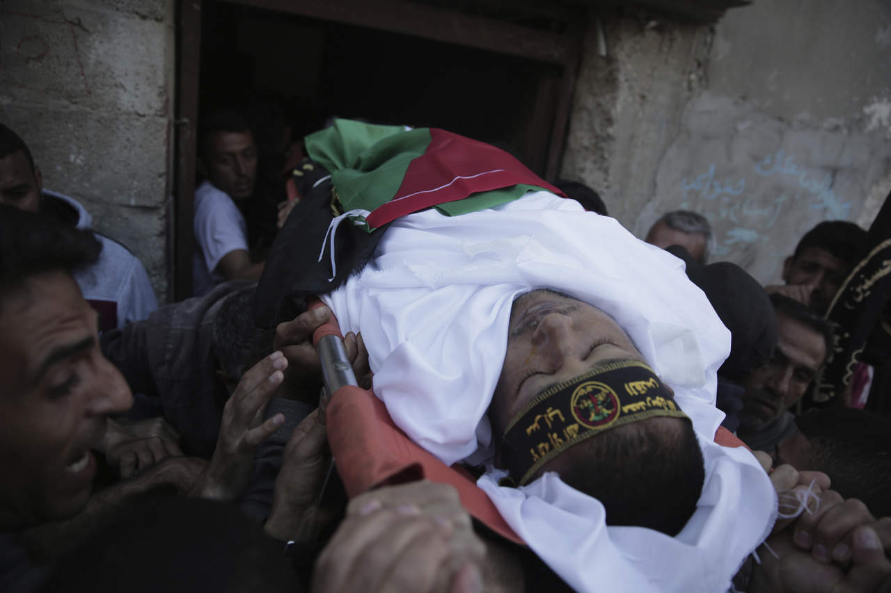 Un palestino de 29 años murió el lunes por las heridas que sufrió a causa de los disparos del ejército israelí durante las protestas multitudinarias de la semana pasada que tuvieron lugar a largo de la frontera de Gaza con Israel, dijo el Ministerio de Salud palestino. (AP)