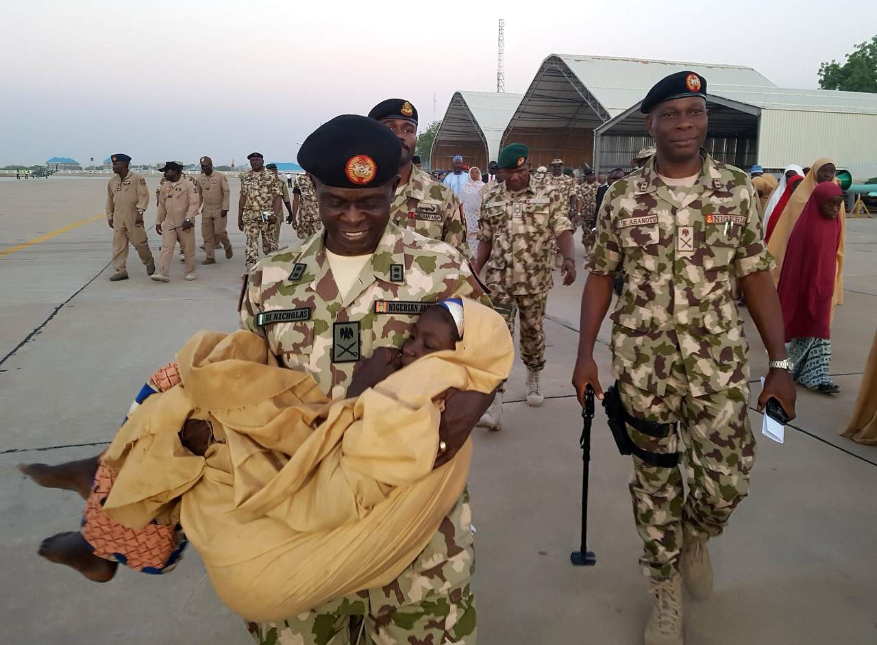 Soldados nigerianos lucharon contra insurgentes del Boko Haram que intentaban invadir la capital del estado de Borno, obligándolos a retroceder antes de atacar dos aldeas y matar al menos a 15 personas, dijo el lunes el ejército. (ARCHIVO)