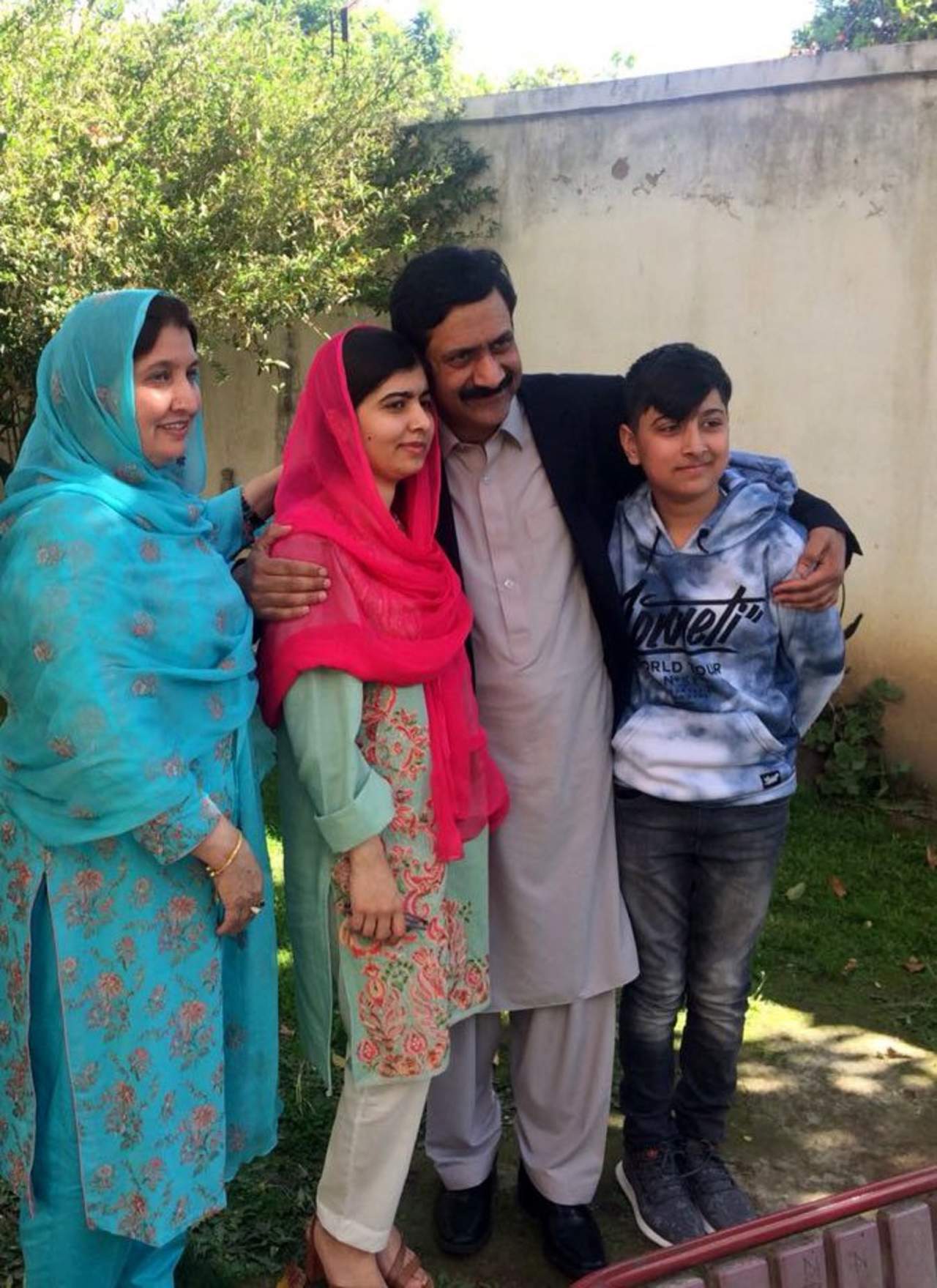 Malala Yousafzai (rosa), la joven activista paquistaní que fue atacada por talibanes y que ganó el Premio Nobel de la Paz, dejó Pakistán el lunes concluyendo su primera visita al país desde el ataque que sufrió en el 2012. (ARCHIVO)