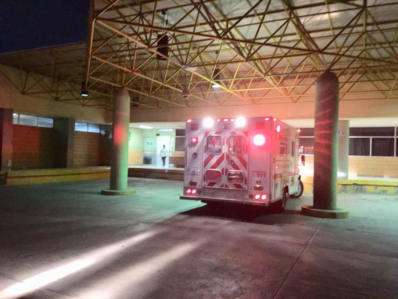 Paramédicos de la Cruz Roja arribaron al lugar para atender a la lesionada, misma que fue trasladada a la clínica 16 del Instituto Mexicano del Seguro Social (IMSS) a bordo de una ambulancia.  (ARCHIVO)