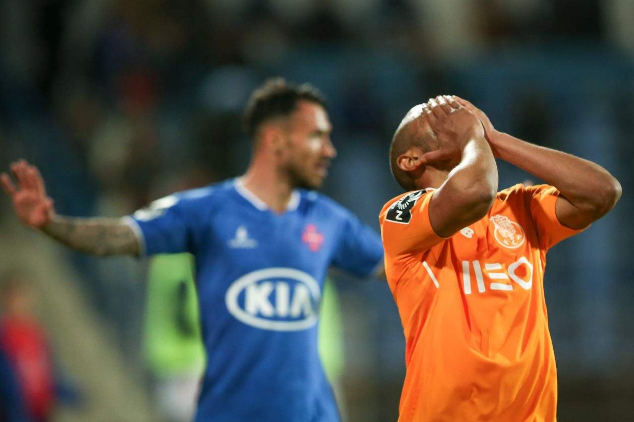 Brahimi, jugador del Porto, se lamenta durante el juego ante Belenenses. (EFE)