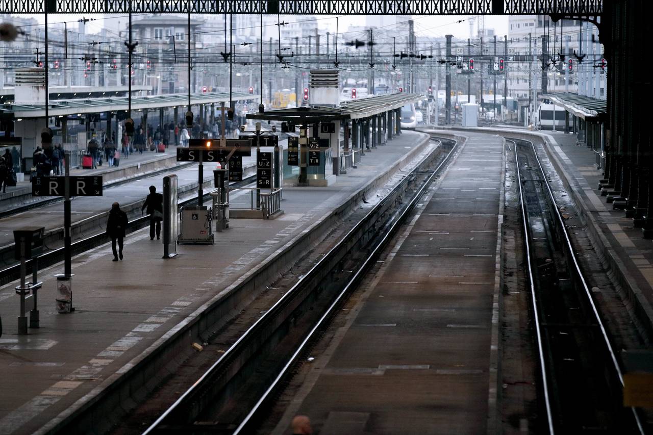 Protesta. Pasajeros caminan por una plataforma durante una huelga ferroviaria nacional en la estación de tren Gare de Lyon. (EFE)