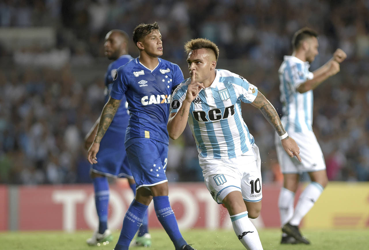 Lautaro Martínez (10), del Racing, celebra su gol contra el Cruzeiro en el duelo por la Copa Libertadores. (AP)
