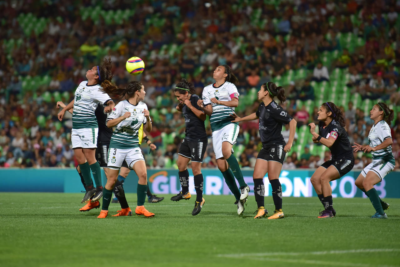 Las Guerreras cayeron anoche en el estadio Corona ante el líder de la Liga MX Femenil. (Ernesto Ramírez)