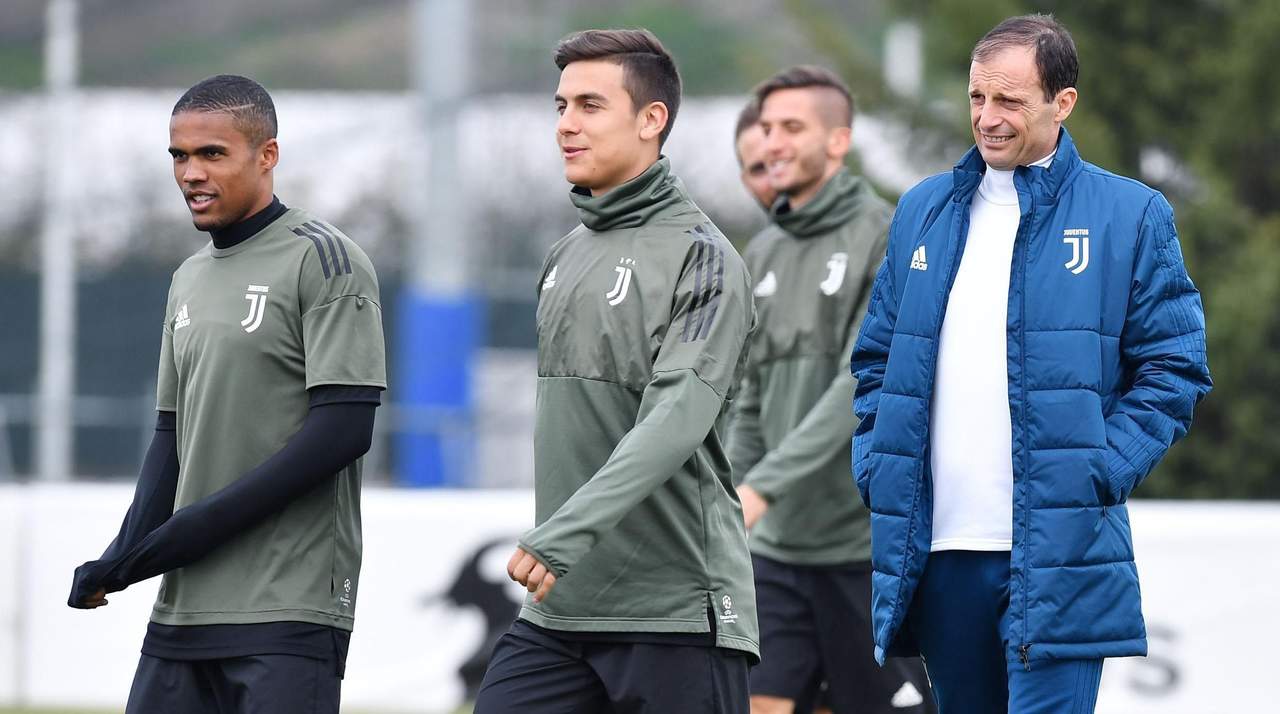El técnico del Juventus, Massimiliano Allegri (d), junto a sus jugadores, el brasileño Douglas Costa (i), y el argentino Paulo Dybala (c). (EFE)