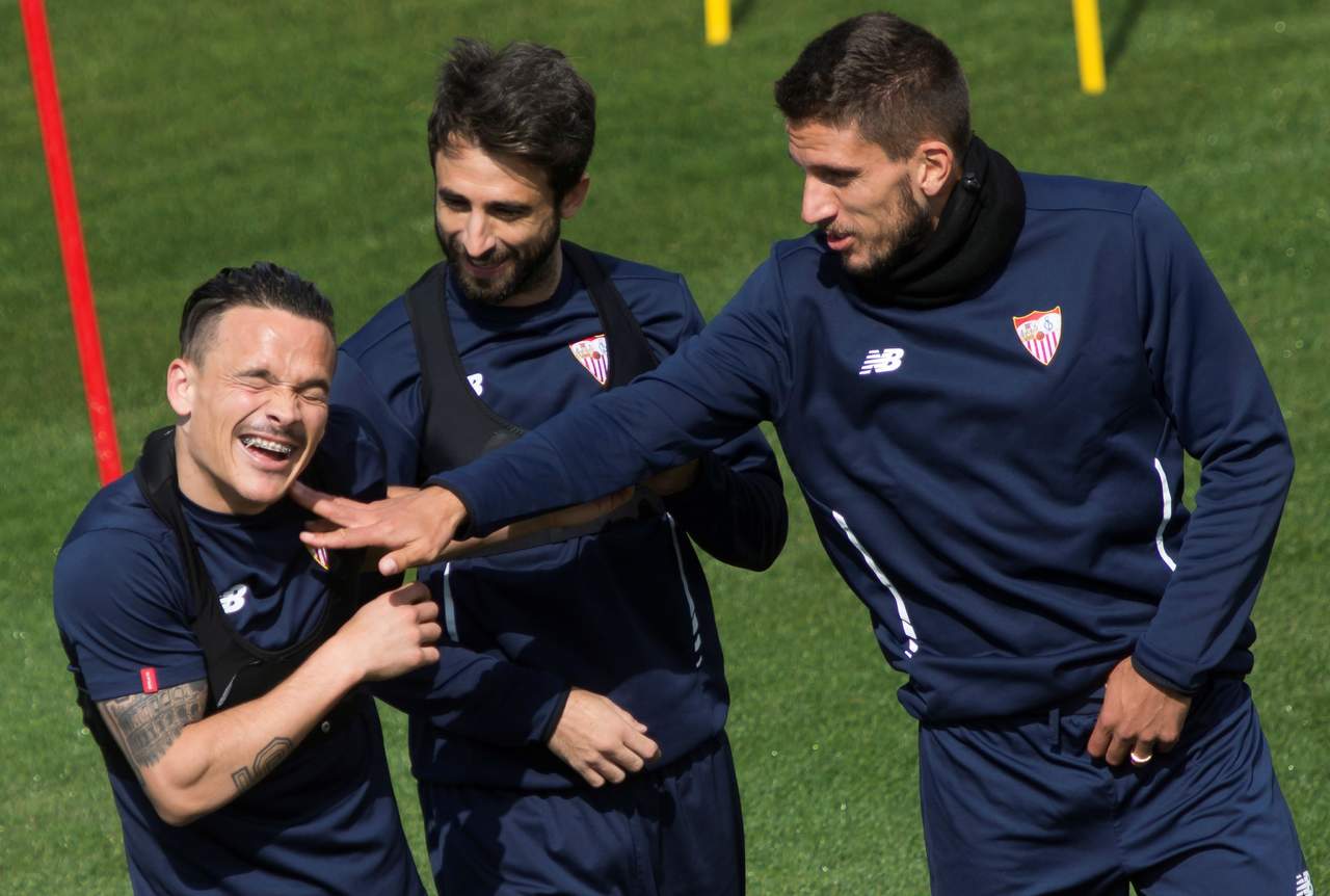 Los jugadores del Sevilla FC Roque Mesa, Dani Parejo y Daniel Carriço (izq. a dcha) durante el entrenamiento de ayer. (EFE)