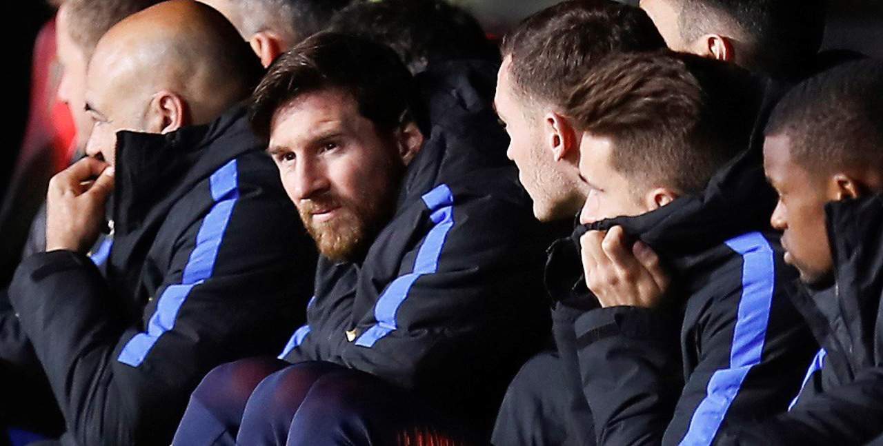El astro argentino Lionel Messi, en la banca del Barcelona. (Archivo)