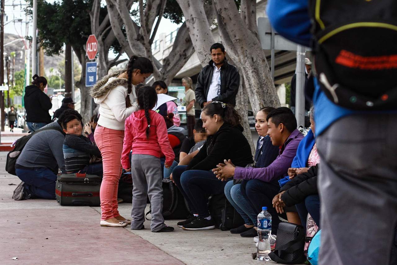 En menos de siete días alrededor de 170 personas llegaron a la garita peatonal de El Chaparral en Tijuana, para pedir asilo o refugio al gobierno de Estados Unidos, según sus propios testimonios, debido a la violencia que hay en sus lugares de origen que les impiden asegurar su vida o la de sus familias. (EL UNIVERSAL)