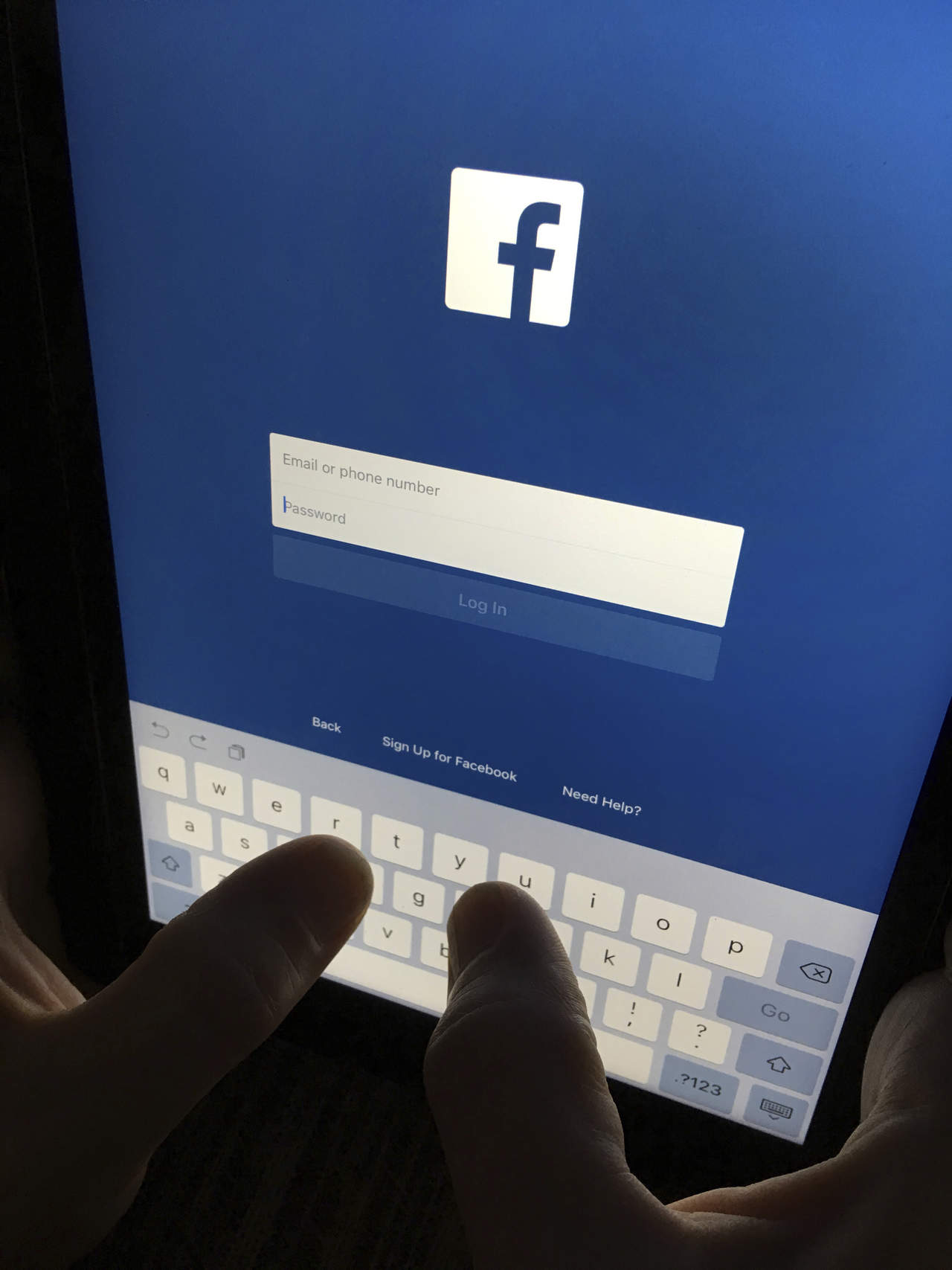 Facebook está preguntando a los usuarios si que creen que esta red social es 'buena para el mundo'. La empresa envió un sondeo a una cantidad no especificada de personas. (ARCHIVO)