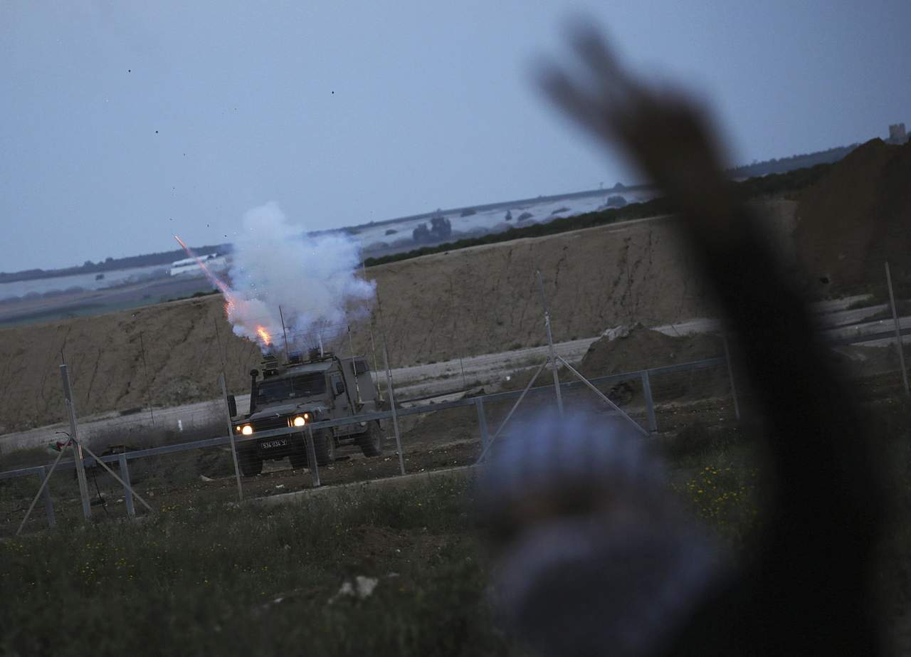 Un palestino murió hoy por disparos del Ejército israelí en los disturbios registrados en la frontera con Gaza, donde decenas de manifestantes se acercaron a la valla divisoria, informaron fuentes médicas en la Franja. (EFE)