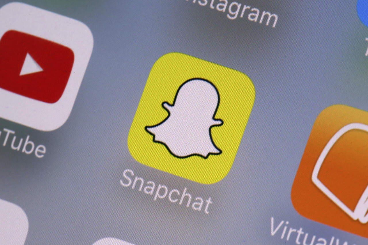 Snapchat, la aplicación de fotos y videos temporales, informó que a partir de hoy los usuarios pueden realizar videollamadas con hasta 16 amigos al mismo tiempo. (ARCHIVO)