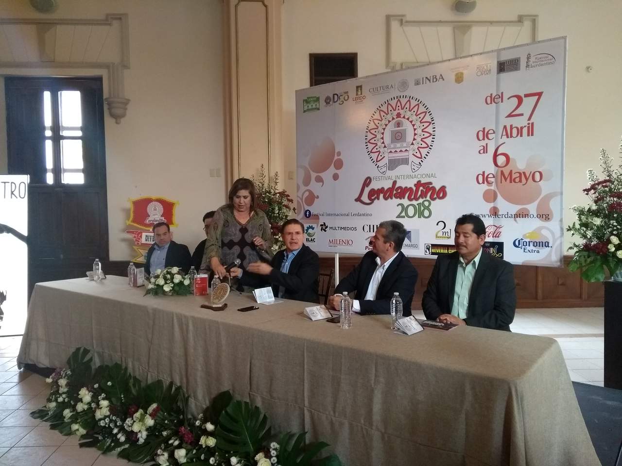 El gobernador de Durango José Rosas Aispuro y la alcaldesa de Lerdo, María Luisa González Achem, presentaron el programa. (EL SIGLO DE TORREÓN) 