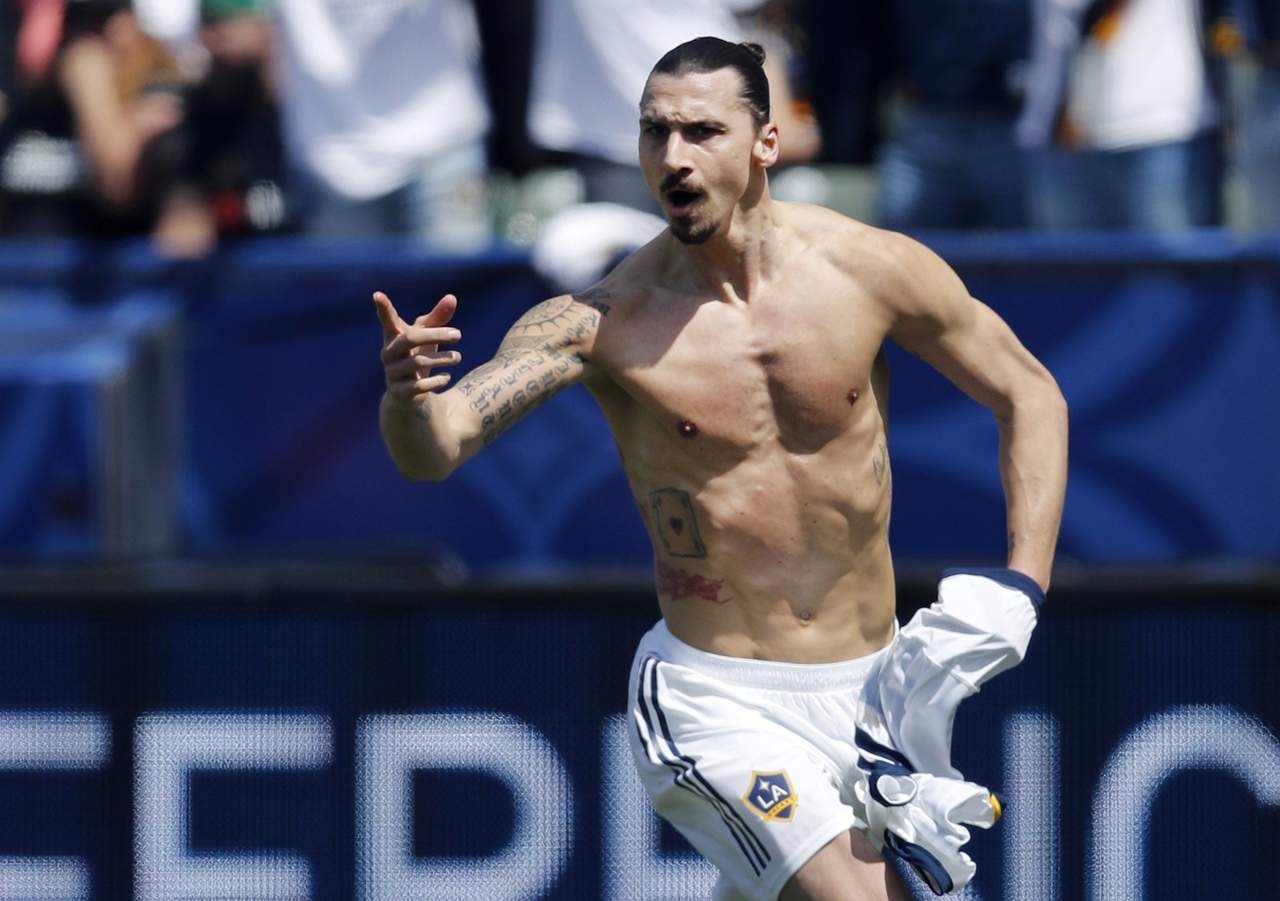 Zlatan marcó un doblete en su debut con LA Galaxy. (ARCHIVO)