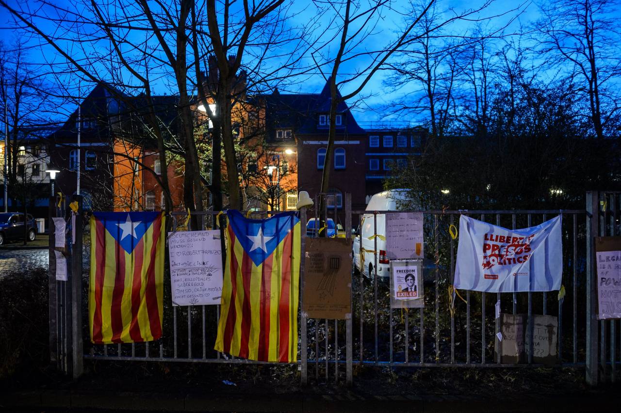 Apoyo. Seguidores de Carles Puigdemont pusieron banderas catalanas en la prisión 'Justizvollzugsanstalt (JVA) Neumuenster'. (EFE)