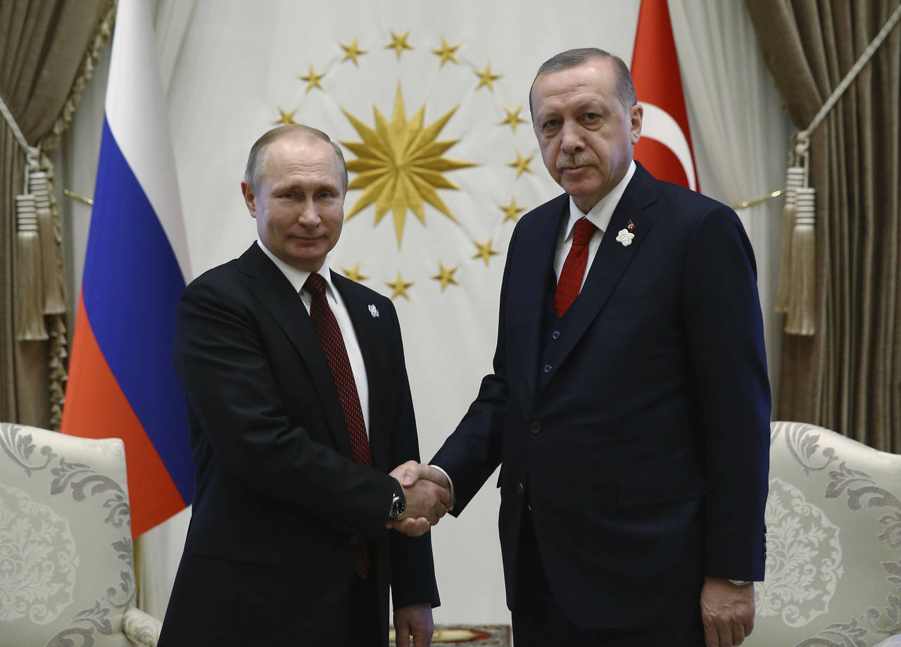 Reunión.Vladimir Putin (Izq.) arribó a Turquía y lo recibió el presidente Recep Tayyip Erdogan. (AP)