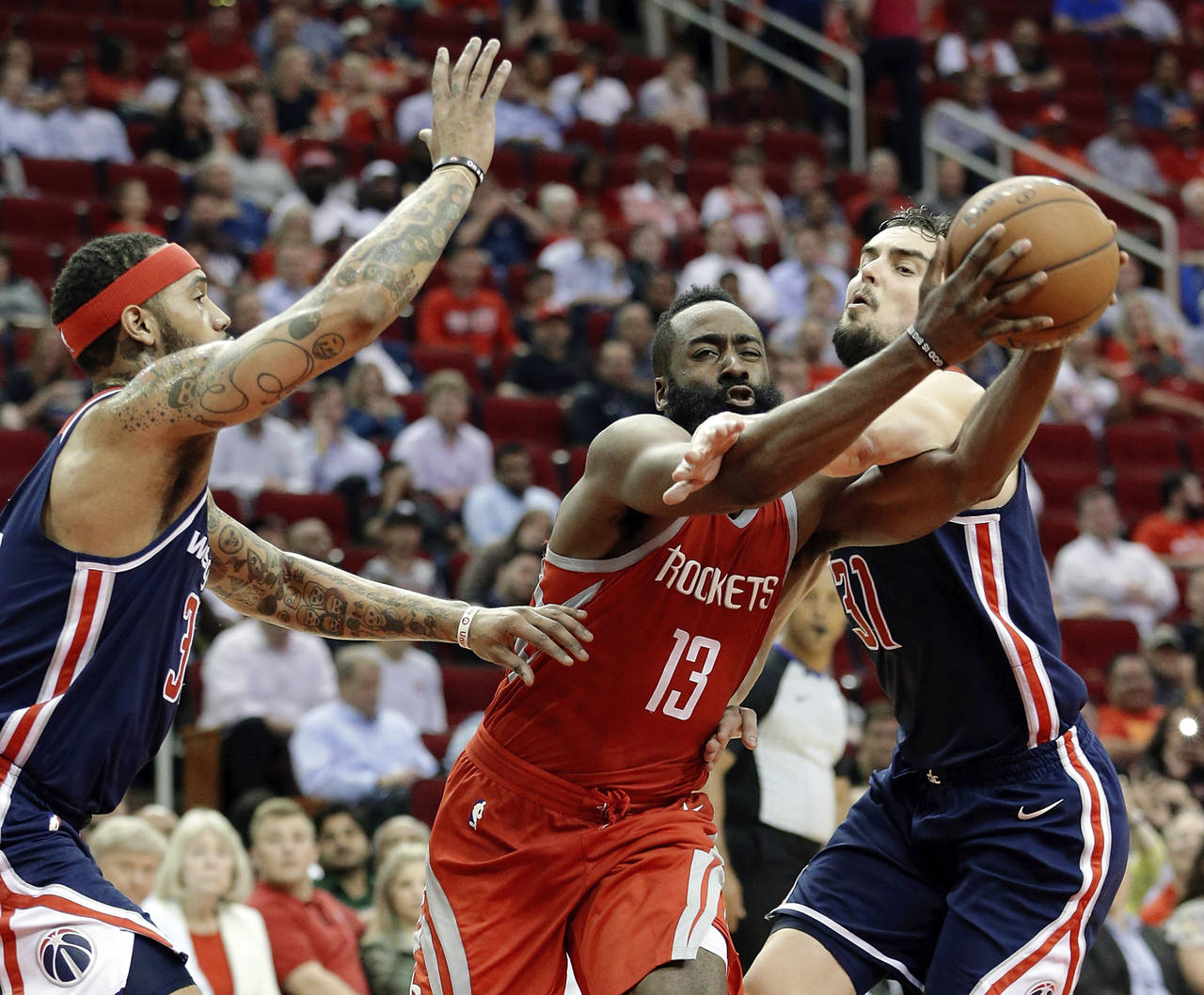 James Harden (c) metió 38 puntos, bajó diez rebotes y repartió nueve asistencias en la victoria de Rockets 120-104 sobre Wizards. (AP)