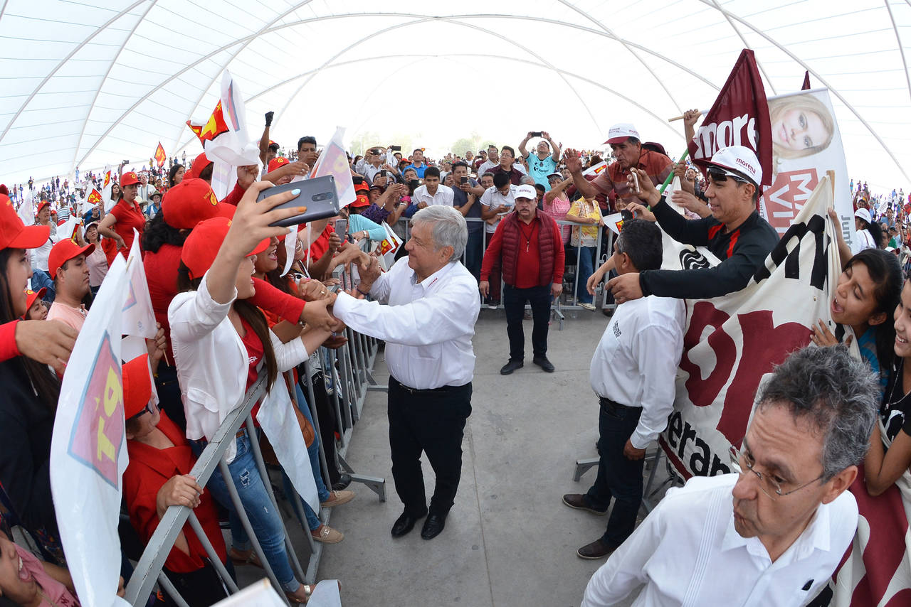 Simpatizantes. López Obrador fue recibido en medio de porras y aplausos de miles de simpatizantes en la Expo Feria de Gómez Palacio. (EL SIGLO DE TORREÓN)