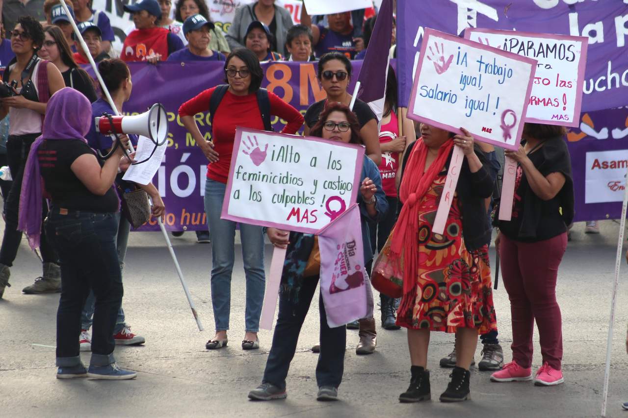 Mientras que en 2013 se registraron un millón 82 mil 392 mexicanas que ganaban más de 13 mil 500 pesos mensualmente en sus empleos, en 2017 tan sólo 726 mil 137 mujeres declararon contar con este sueldo al mes. (ARCHIVO)