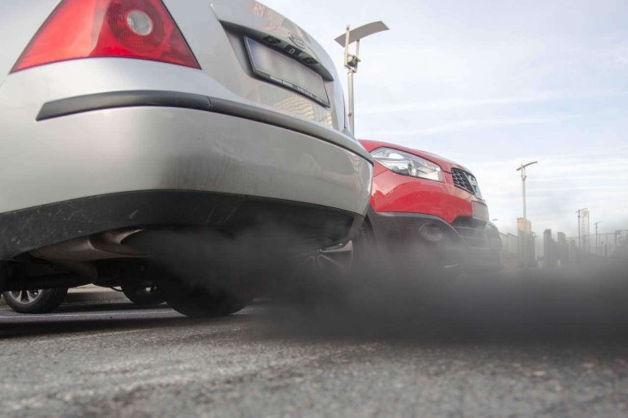 Suavizará EU normativa de emisiones para autos