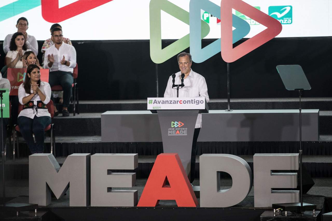 José Antonio Meade, candidato de la coalición Todos por México, sustituyó los logos del PRI, PVEM y Nueva Alianza por tres triángulos de color verde, azul turquesa y rojo, que apuntan hacia la derecha. (ARCHIVO)