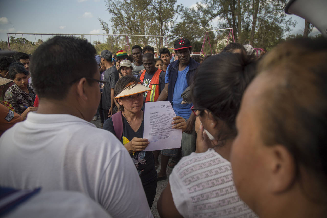 Tránsito. Migrantes centroamericanos recibieron documentos oficiales que les permitirá estar legalmente en México. (EFE)