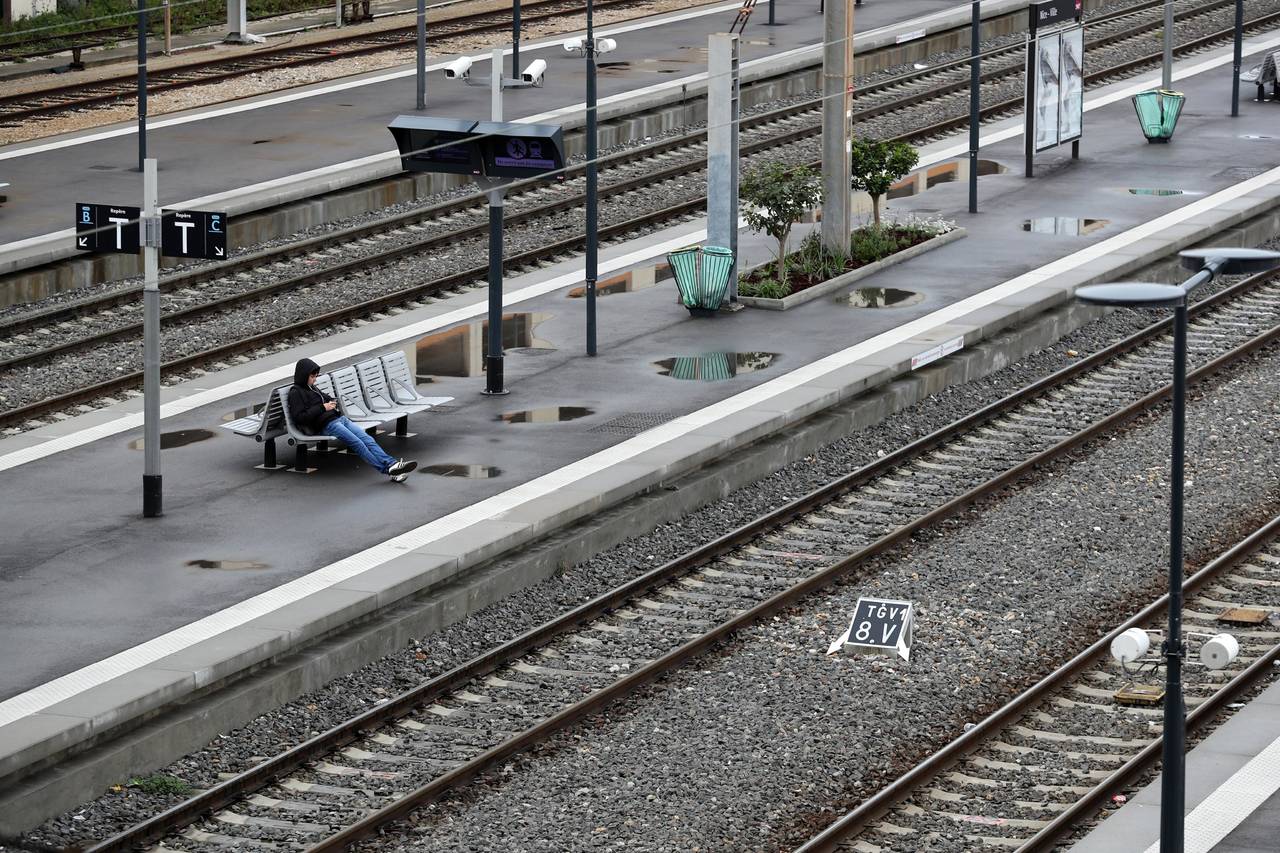 En espera. Miles de personas se han visto afectadas por la huelga por parte de los trabajadores de ferrocarriles en Francia. (EFE)