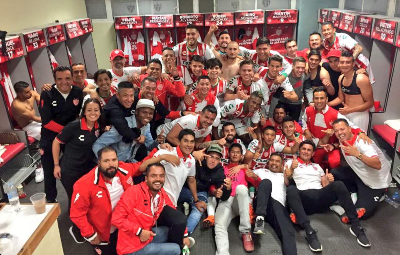 Al igual que Toluca, los Rayos subieron a sus redes una foto del festejo en el vestidor tras obtener el boleto a la final de la Copa MX. (Cortesía)