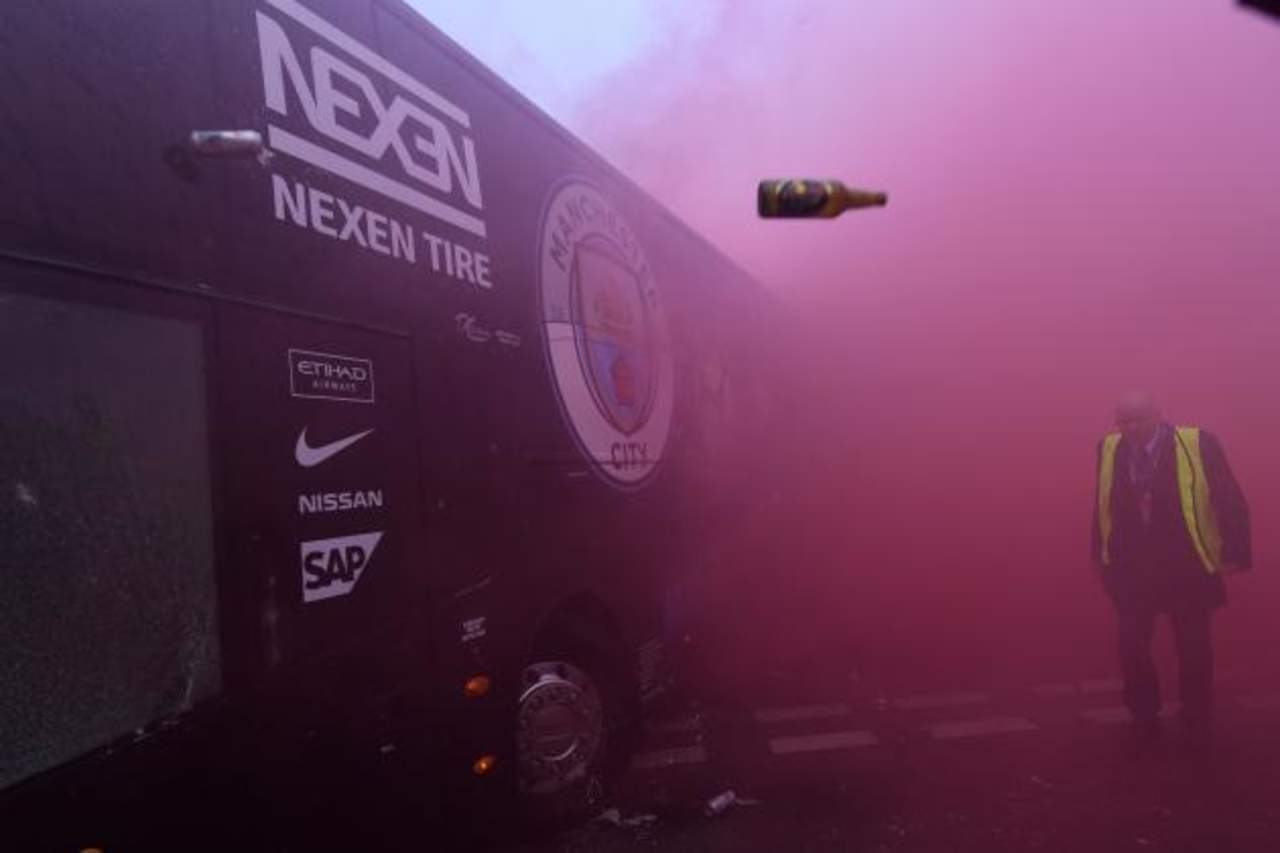 Los aficionados 'reds' lanzaron botellas y latas al camión que transportaba a los jugadores del Manchester City rumbo a Anfield. (TWTTER)