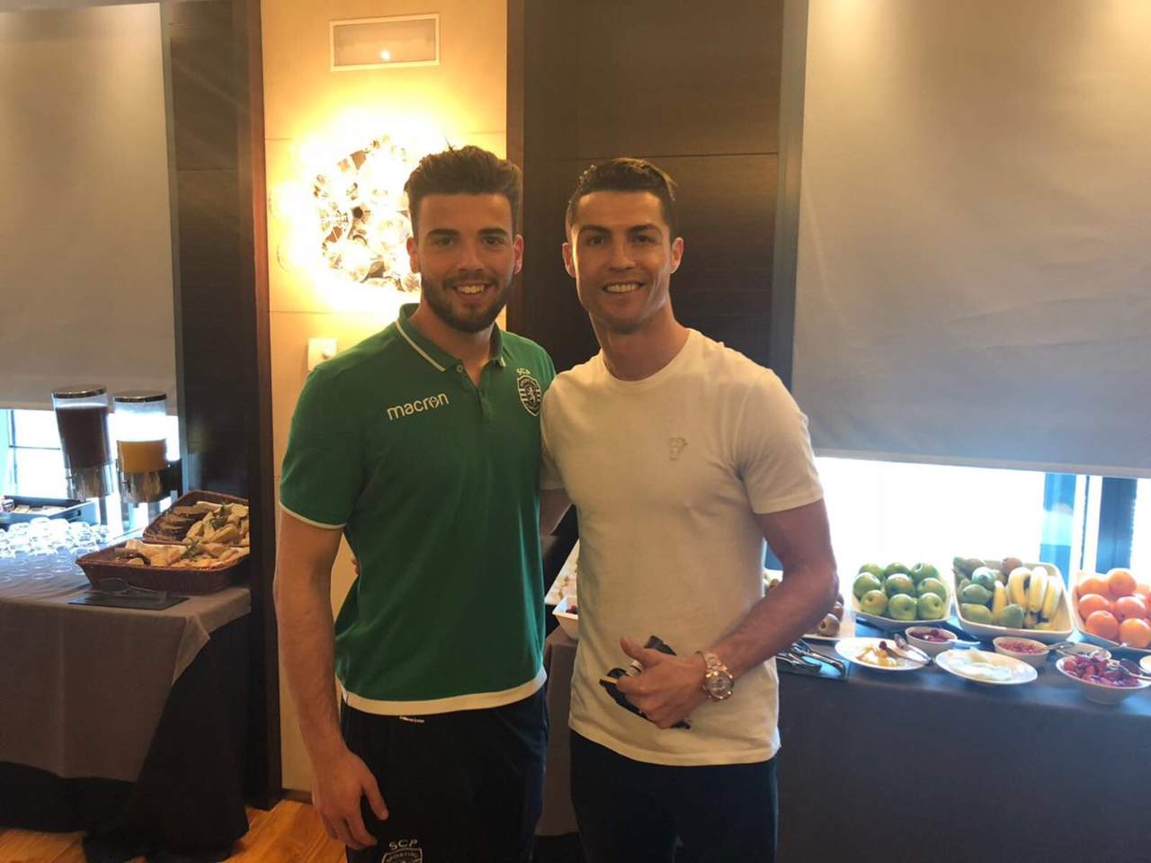El jugador del Sporting, Luís Maximiano, ha publicado también una imagen en su cuenta de Twitter con el astro portugués, al que define como 'el mejor del mundo'. (TWITTER)