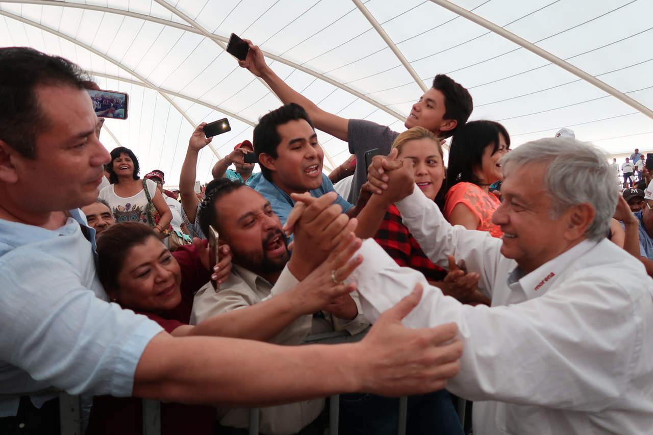 El candidato a la Presidencia de la República por la coalición Juntos Haremos Historia, Andrés Manuel López Obrador, se comprometió a reducir el Impuesto al Valor Agregado (IVA) de 16 a ocho por ciento en la frontera. (ARCHIVO)