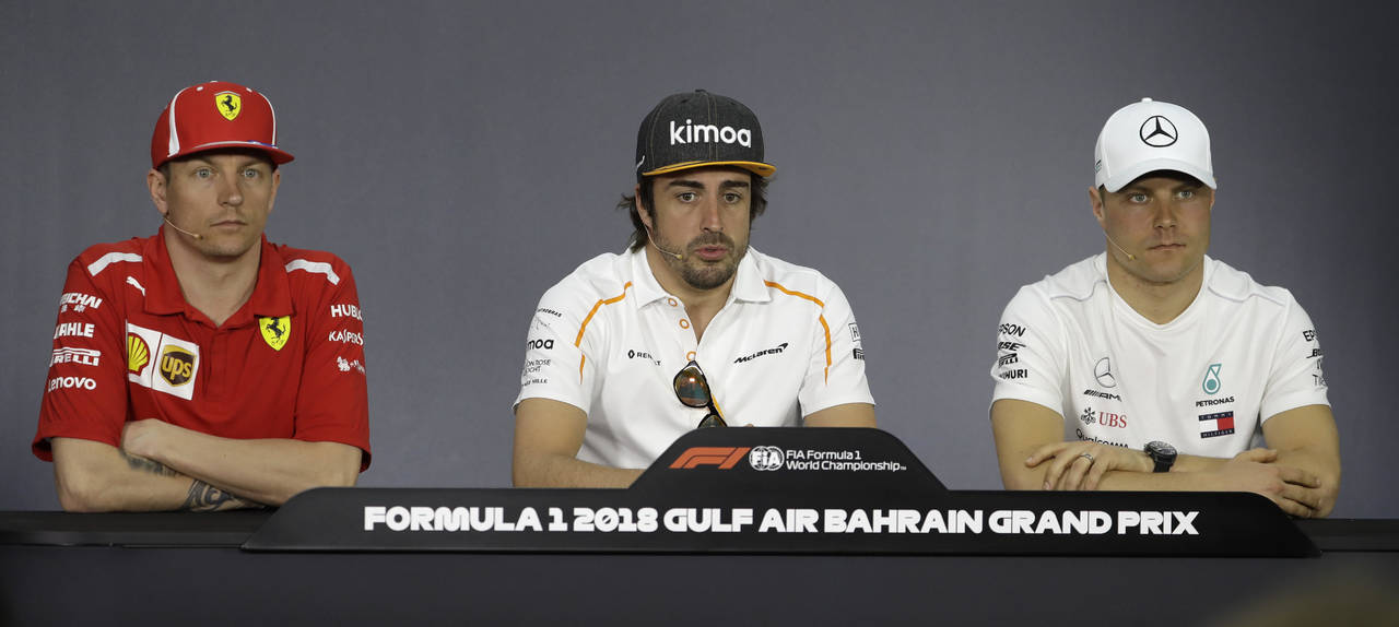 Desde la izquierda, los pilotos Kimi Raikkonen (Ferrari), Fernando Alonso (McLaren) y Valtteri Bottas (Mercedes) durante una rueda de prensa. Mercedes busca redimirse en Bahrein