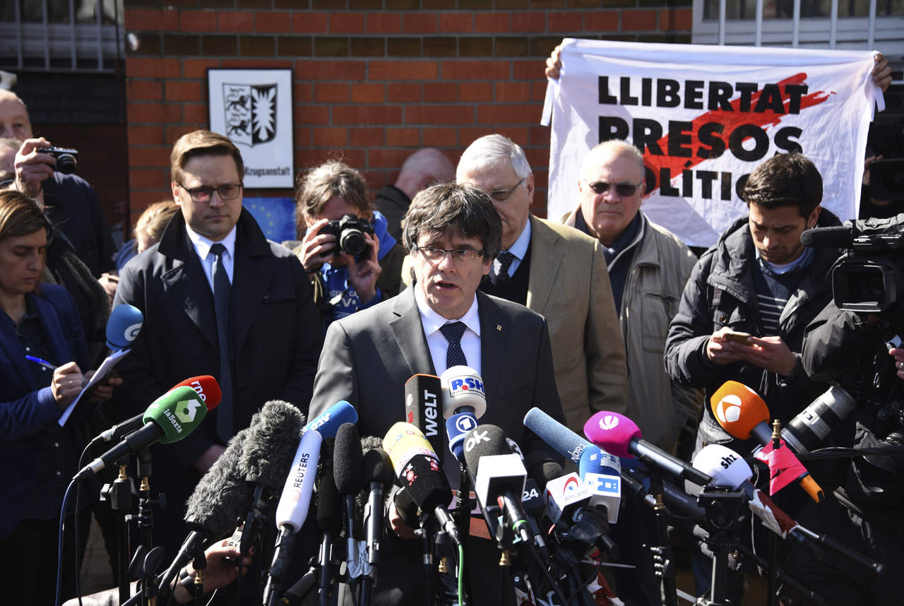 Ante decenas de periodistas y reporteros gráficos, Puigdemont salió del centro penitenciario acompañado de sus abogados y agradeció las muestras de apoyo y solidaridad recibidas en los últimos días. (AP)