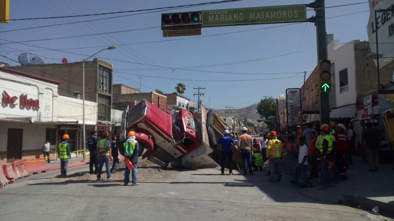 El vehículo marca Kenworth de color blanco con rojo, es propiedad del Sindicato General de Camioneros Materialistas de Torreón. (EL SIGLO DE TORREÓN)