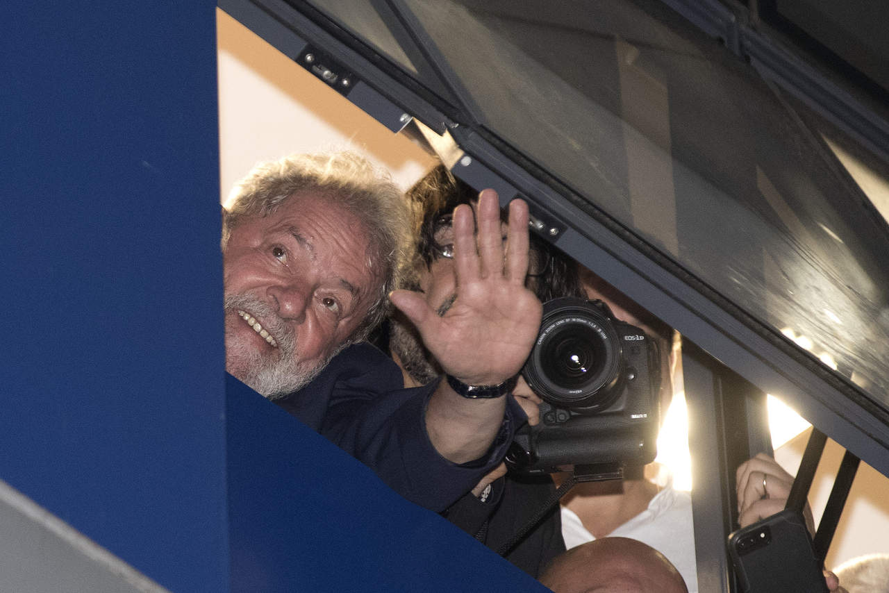 Lula se encuentra atrincherado en un sindicato de Sao Paulo desde la noche del jueves y hoy rechazó entregarse de manera voluntaria a la Justicia, como le había permitido el juez federal Sergio Moro en auto en el que dictó su orden de prisión. (EFE)