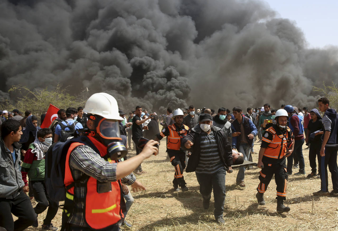 Choque. Con disparos, las fuerzas israelíes que intentaban dispersar a miles de palestinos. (AP)