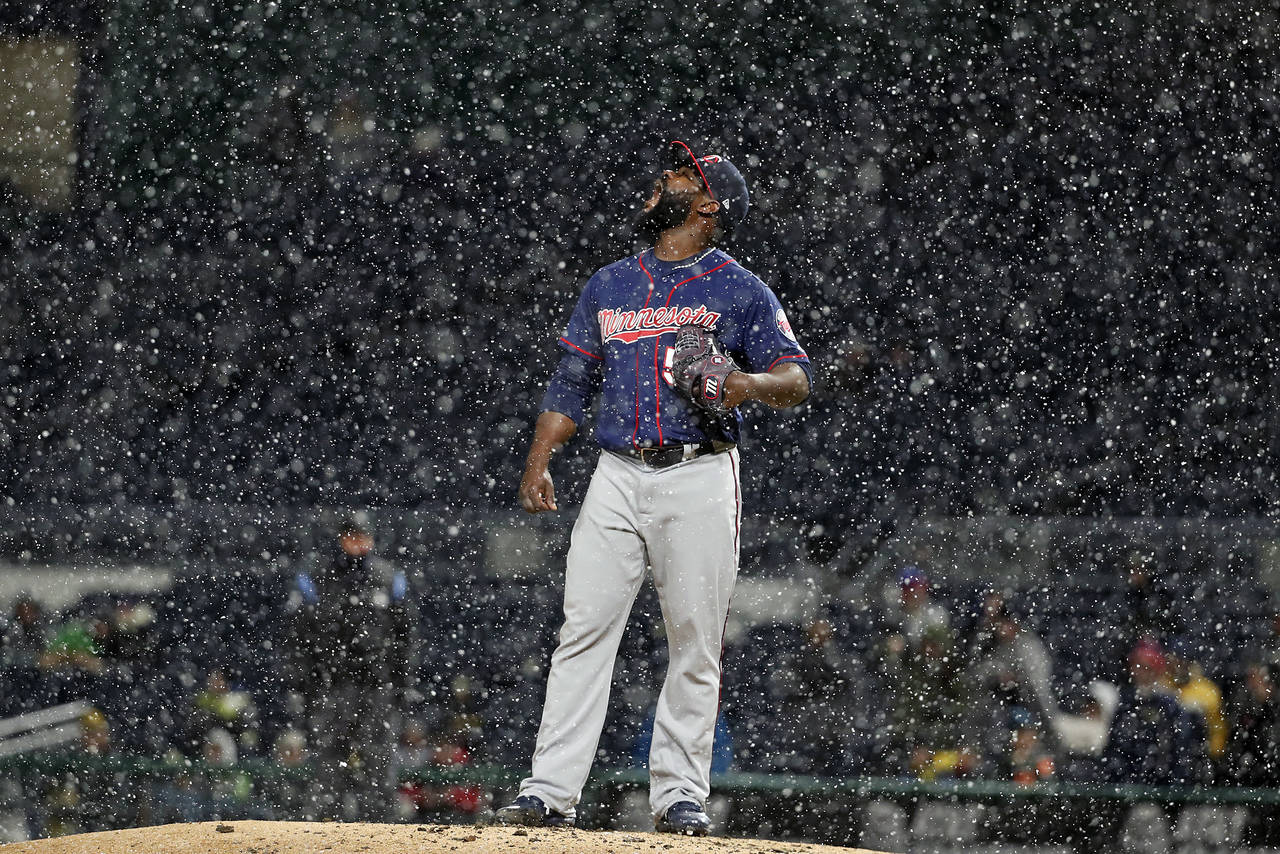 El relevista Fernando Rodney de los Mellizos de Minnesota bajo la nieve durante el noveno inning del juego contra los Piratas en Pittsburgh, el miércoles 4 de abril de 2018. (AP)