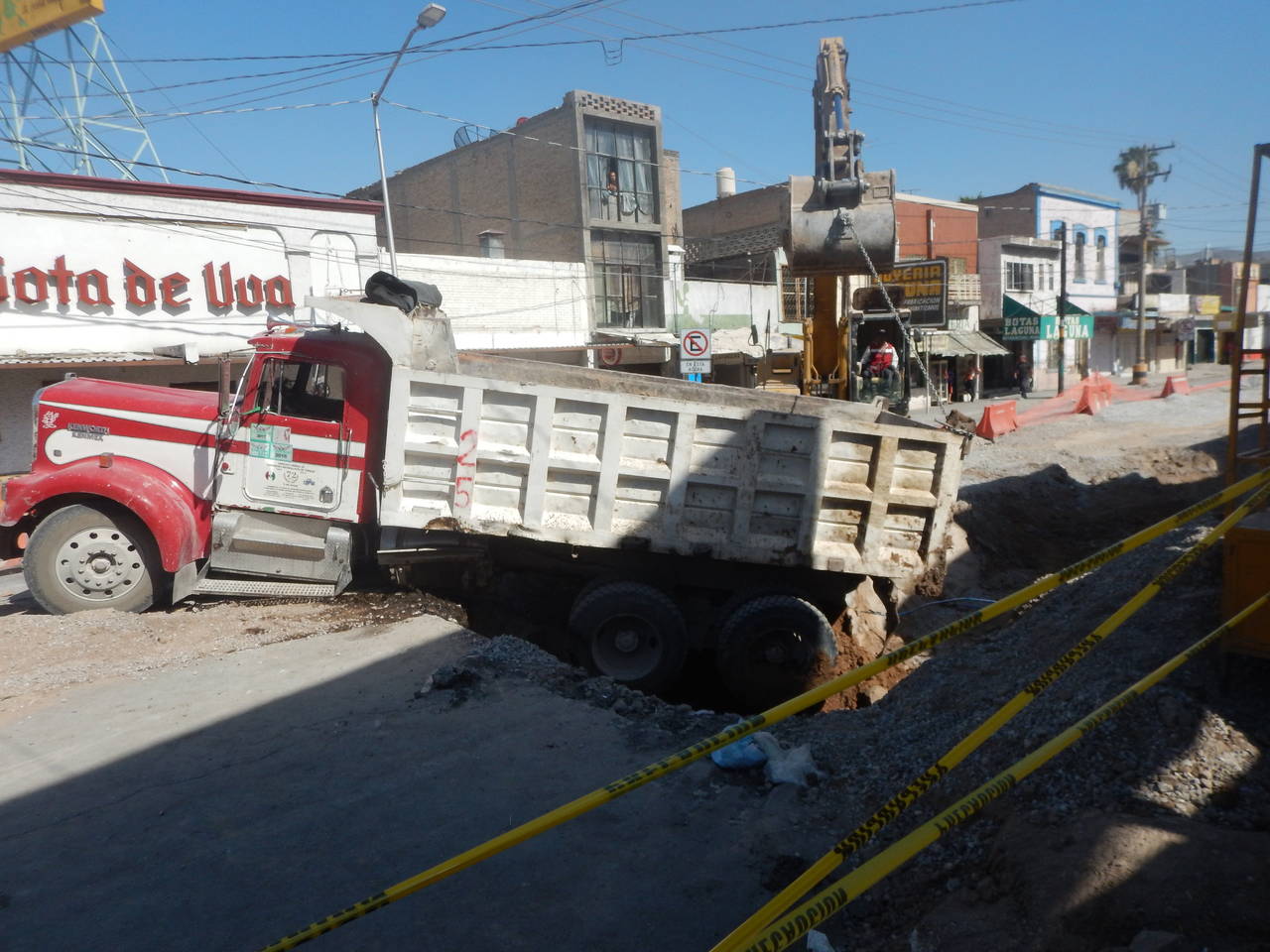 Accidente. Un camión materialista se hundió en una zanja del Metrobús en Matamoros y Múzquiz. (EL SIGLO DE TORREÓN)