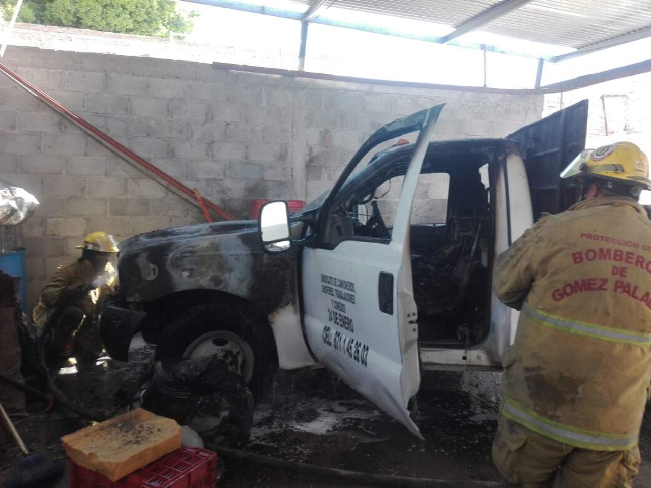 De inmediato los bomberos y el personal de Protección Civil se trasladaron hasta la privada Industrial del Nazas de la Colonia Francisco Zarco, encontrando el camión en llamas en la casa marcada con el número 20.  (ESPECIAL)