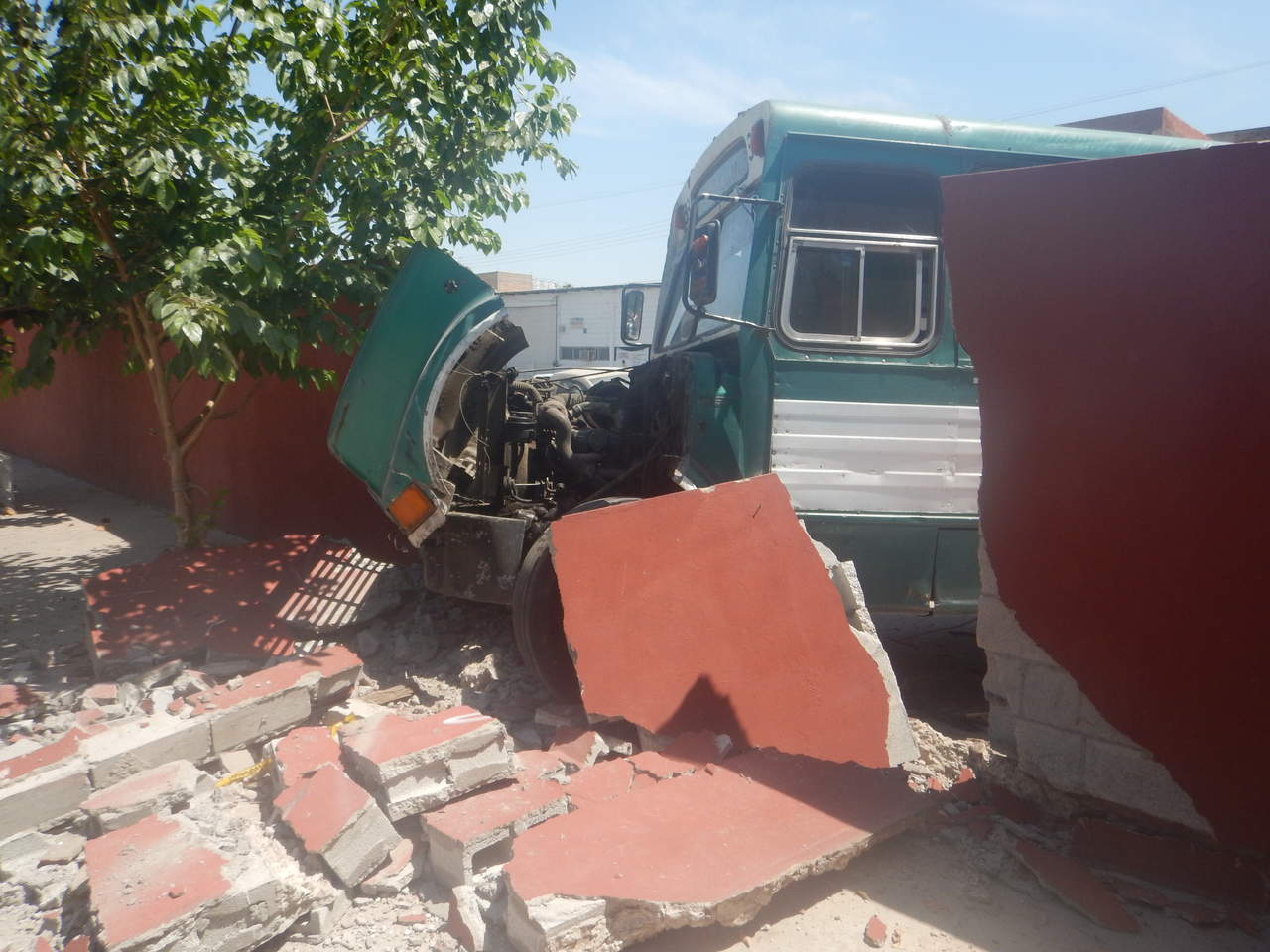 Luego del primer contacto, el autobús responsable se proyectó hacia la barda de la escuela primaria Felipe Carrillo Puerto, también derribó un poste de madera. (ARCHIVO)